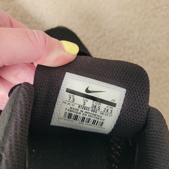 Nike Black Sneakers - Picture 2 of 3